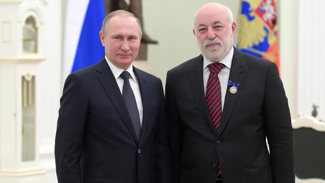 Президент РФ Владимир Путин вручает знак отличия За благодеяние председателю совета директоров ЗАО Группа компаний Ренова Виктору Вексельбергу