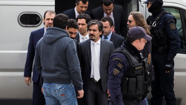 Задержанные турецкие военнослужащие, которые бежали в Грецию на вертолете после попытки военного переворота прибывают в Верховный суд в Афинах, Греция