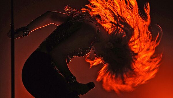 Певица Шакира во время выступления на концерте в Буэнос-Айресе, 2011 год