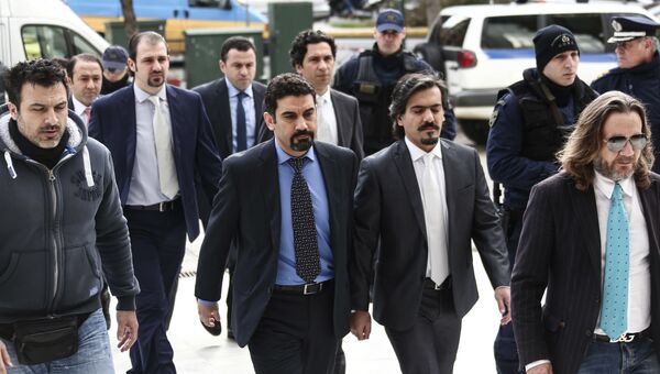 Задержанные турецкие военнослужащие, которые бежали в Грецию на вертолете после попытки военного переворота прибывают в Верховный суд в Афинах, Греция