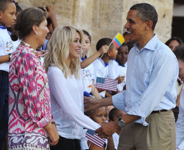 Президент США Барак Обама приветствует певицу Шакиру в Картахене, Колумбия. 2012 год