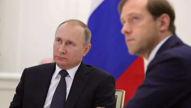 Президент РФ Владимир Путин и министр промышленности и торговли РФ Денис Мантуров во время видеоконференции по случаю начала летных испытаний авиационного комплекса МиГ-35. 26 января 2017