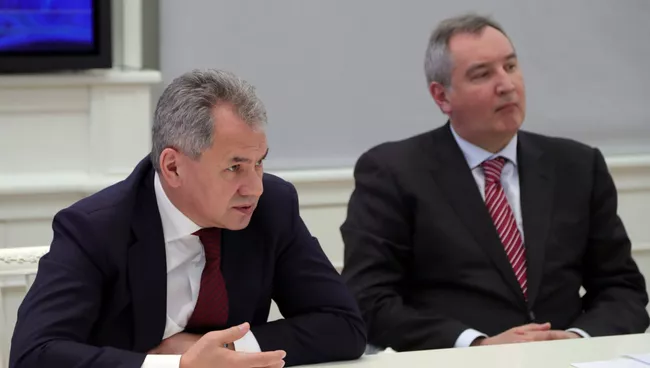 Министр обороны РФ Сергей Шойгу и заместитель председателя правительства РФ Дмитрий Рогозин во время видеоконференции по случаю начала летных испытаний авиационного комплекса МиГ-35. 26 января 2017