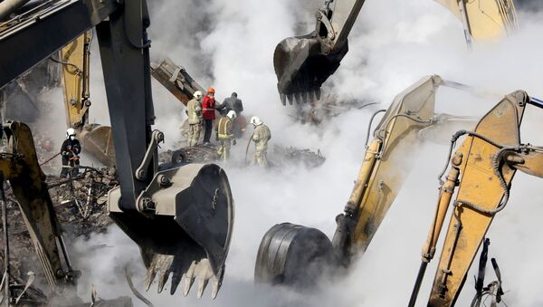 Спасатели и пожарные на месте обрушения высотного здания Пласко в Тегеране, Иран