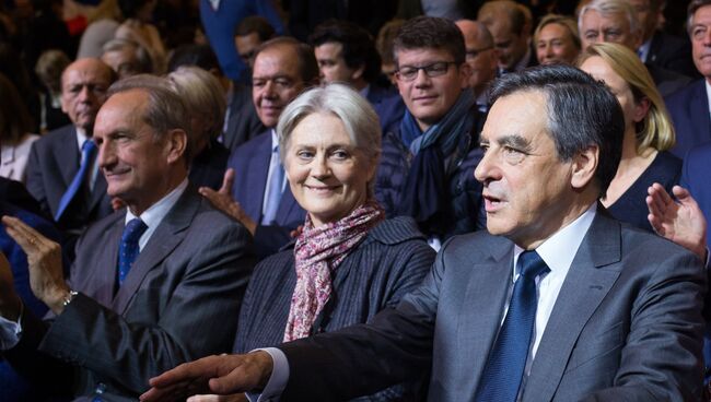 Кандидат на пост президента Франции от партии Республиканцев Франсуа Фийон с супругой Пенелопой Фийон (справа налево). Архивное фото
