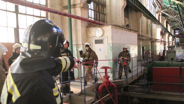 Сотрудники МЧС на месте обрушения кровли в газотурбинном цехе ТЭЦ-1 города Пензы. 26 января 2017