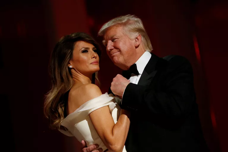 Президент США Дональд Трамп и первая леди Меланья Трамп на балу Liberty в честь своей инаугурации в Вашингтоне Президент США Дональд Трамп и первая леди Меланья Трамп на балу Liberty в честь своей инаугурации в Вашингтоне