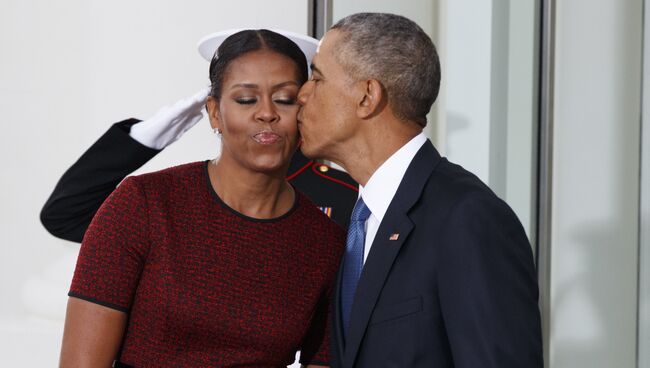 Президент США Барак Обама целует свою жену Мишель. Архивное фото