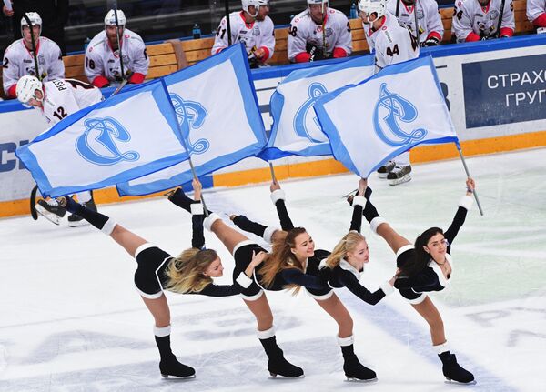 Девушки из группы поддержки на матче регулярного чемпионата Континентальной хоккейной лиги между ХК Динамо (Москва) и ХК Трактор (Челябинск)