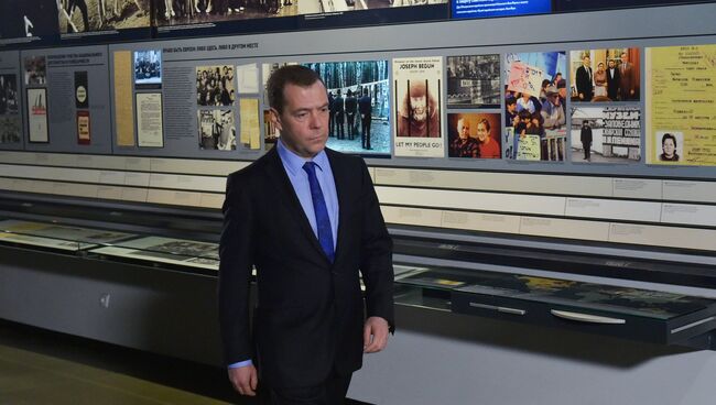 Председатель правительства РФ Дмитрий Медведев во время посещения Еврейского музея и центра толерантности в Москве. 26 января 2017