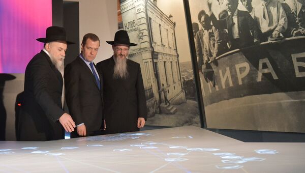 Председатель правительства РФ Дмитрий Медведев во время посещения Еврейского музея и центра толерантности в Москве. 26 января 2017