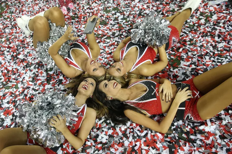 Болельщицы Атланта Фэлконс после игры против Грин Бэй Пэкерз на NFC Championship Game 2017 в Атланте, США Болельщицы Атланта Фэлконс после игры против Грин Бэй Пэкерз на NFC Championship Game 2017 в Атланте, США
