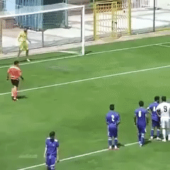 Турецкий вратарь забросил мяч в ворота во время празднования отбитого пенальти