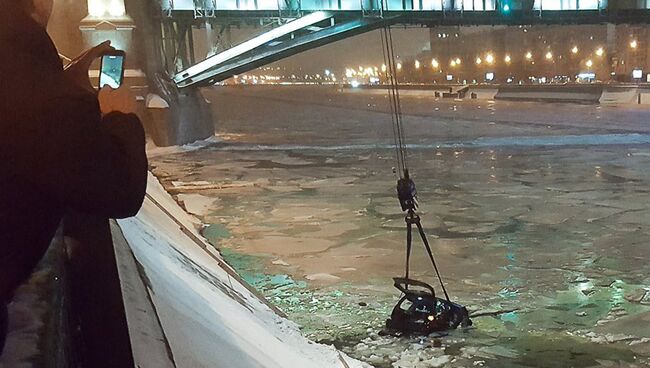 Работа сотрудников МЧС по извлечению скатившегося автомобиля в Москву-реку на Ростовской набережной