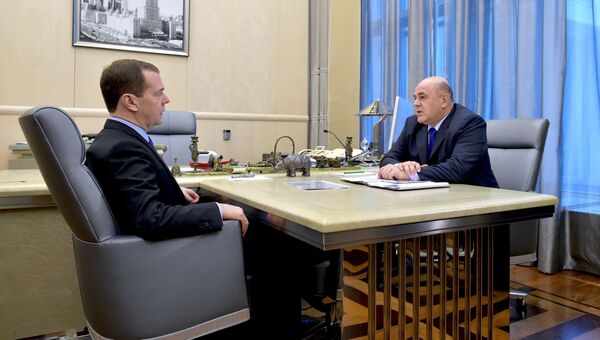 Председатель правительства РФ Дмитрий Медведев и руководитель Федеральной налоговой службы РФ Михаил Мишустин во время встречи. 27 января 2017