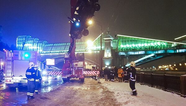 Работа сотрудников МЧС по извлечению скатившегося автомобиля в Москву-реку на Ростовской набережной