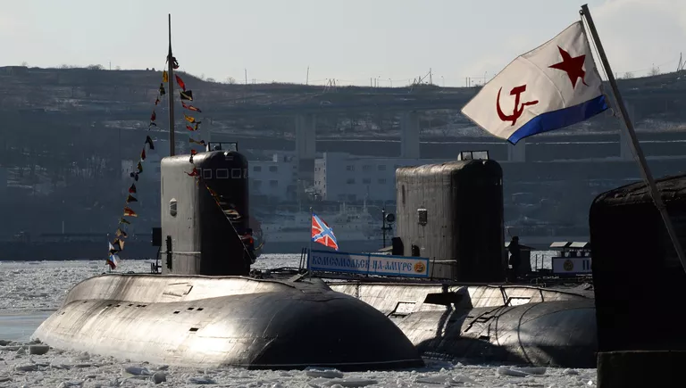 Дизельная подводная лодка Комсомольск-на-Амуре проекта 877 Палтус во время торжественной церемонии ввода в боевой строй Тихоокеанского флота после ремонта и модернизации Дизельная подводная лодка Комсомольск-на-Амуре проекта 877 Палтус во время торжественной церемонии ввода в боевой строй Тихоокеанского флота после ремонта и модернизации