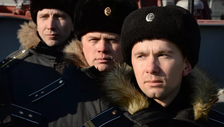 Моряки-подводники на торжественной церемонии ввода в боевой строй Тихоокеанского флота подводной лодки Комсомольск-на-Амуре проекта 877 Палтус после ремонта и модернизации Моряки-подводники на торжественной церемонии ввода в боевой строй Тихоокеанского флота подводной лодки Комсомольск-на-Амуре проекта 877 Палтус после ремонта и модернизации