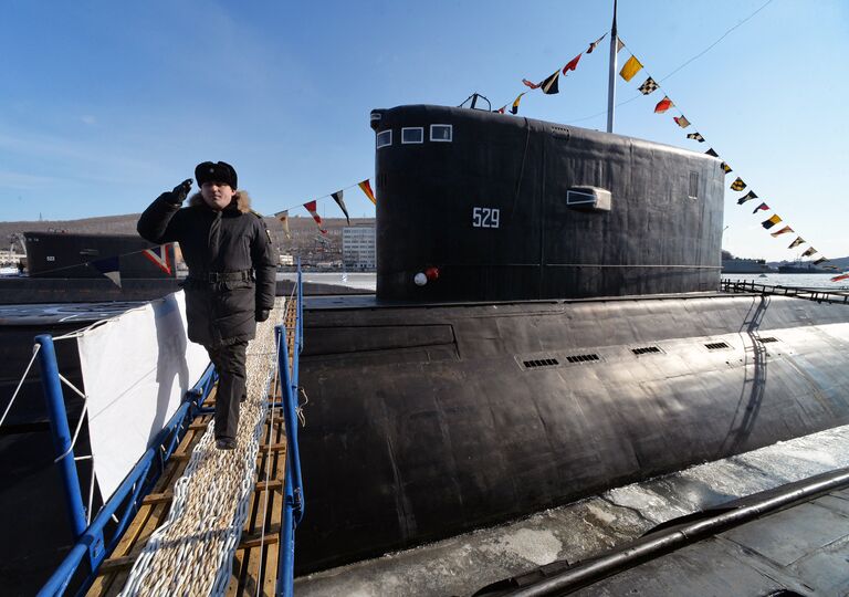 Дизельная подводная лодка Комсомольск-на-Амуре проекта 877 Палтус во время торжественной церемонии ввода в боевой строй Тихоокеанского флота после ремонта и модернизации