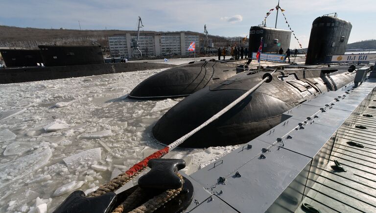 Дизельная подводная лодка Комсомольск-на-Амуре проекта 877 Палтус во время торжественной церемонии ввода в боевой строй Тихоокеанского флота после ремонта и модернизации