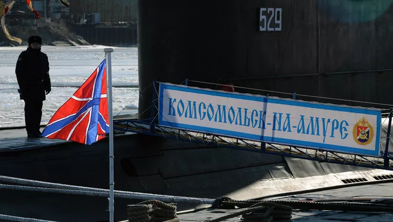 Дизельная подводная лодка Комсомольск-на-Амуре проекта 877 Палтус во время торжественной церемонии ввода в боевой строй Тихоокеанского флота после ремонта и модернизации Дизельная подводная лодка Комсомольск-на-Амуре проекта 877 Палтус во время торжественной церемонии ввода в боевой строй Тихоокеанского флота после ремонта и модернизации