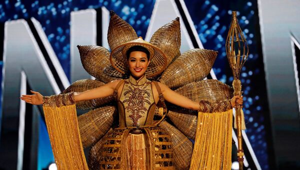 Участница конкурса Мисс Вселенная из Вьетнама в национальном костюме