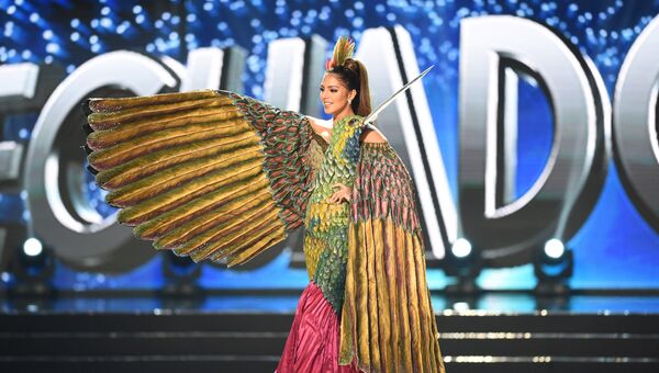 Участница конкурса Мисс Вселенная из Эквадора в национальном костюме