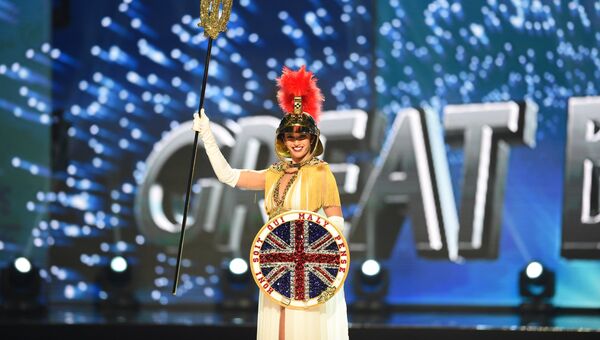Участница конкурса Мисс Вселенная из Великобритании в национальном костюме
