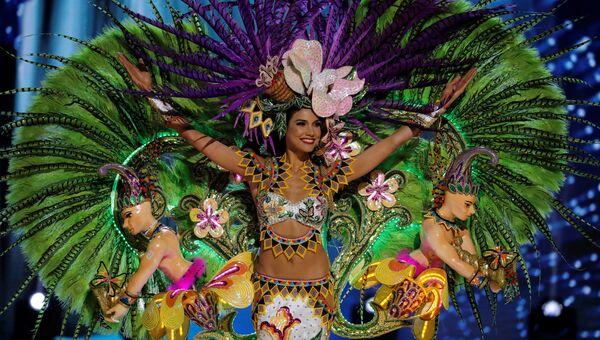 Участница конкурса Мисс Вселенная из Панамы в национальном костюме
