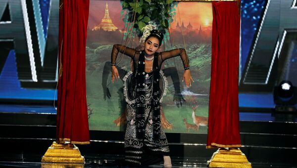 Участница конкурса Мисс Вселенная из Мьянмы в национальном костюме