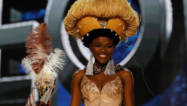 Участница конкурса Мисс Вселенная из Сьерра-Леоне в национальном костюме
