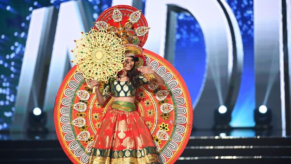 Участница конкурса Мисс Вселенная из Индии в национальном костюме