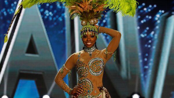Участница конкурса Мисс Вселенная из Гайаны в национальном костюме
