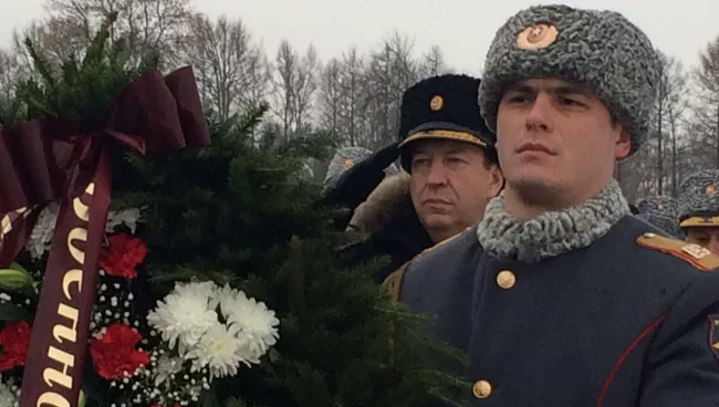 Возложение цветов к монументу на Пискаревском кладбище Санкт-Петербурга в день 73-й годовщины полного освобождения города от блокады. 27 января 2017