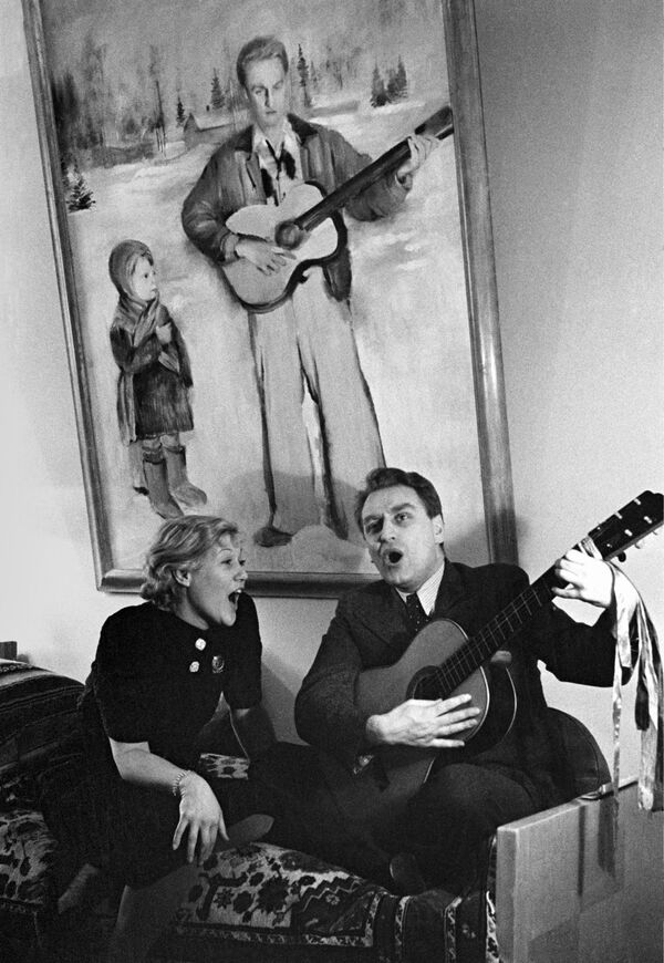 Народная артистка СССР Любовь Орлова и ее муж кинорежиссер Григорий Александров поют песни под гитару у себя дома, 1937 год