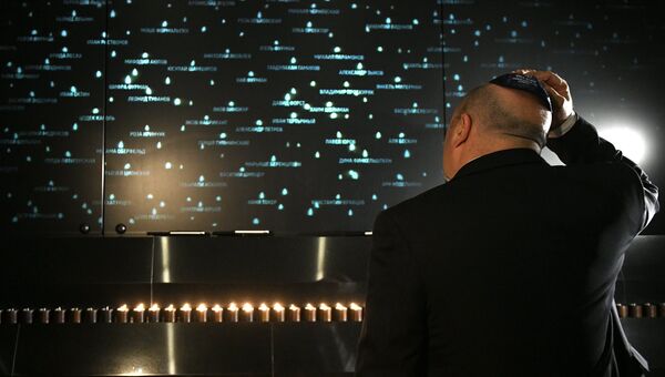 Во время церемонии зажжения свечей, посвященной Международному дню памяти жертв Холокоста, в Еврейском музее и центре толерантности
