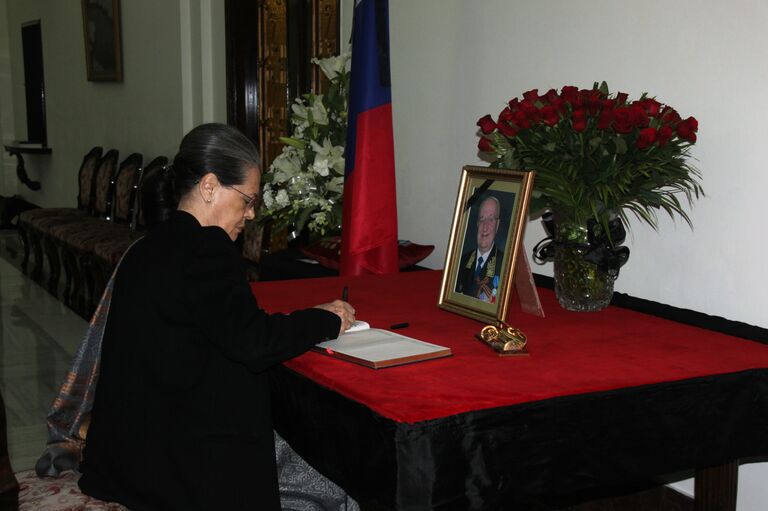 Лидер партии Индийский Национальный Конгресс Соня Ганди оставляет запись в книге соболезнований в связи с кончиной посла А. Кадакина в посольстве РФ