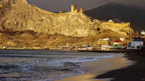 Генуэзская крепость и берег Черного моря на рассвете в Судаке