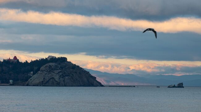 Черное море на закате у поселка Партенит в Крыму. Архивное фото