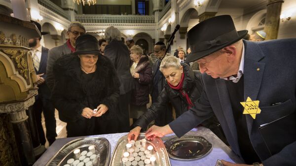 Зажжение свечей в синагоге в день памяти жертв Холокоста, Вильнюс, Литва