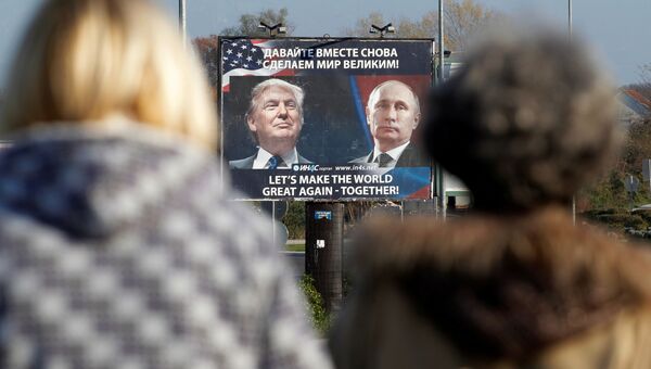 Билборд с изображением Дональда Трампа и Владимира Путина. Архивное фото