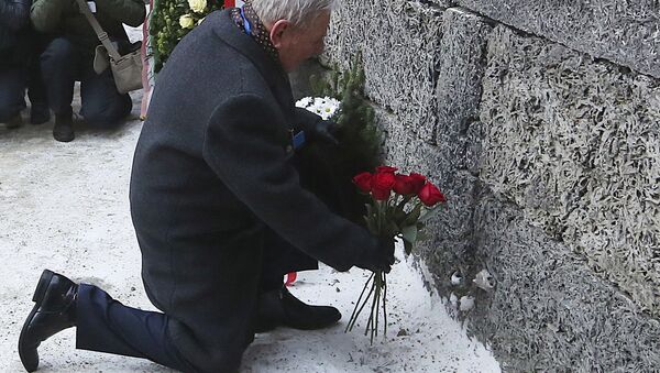 Возложение цветов в память о погибших от рук нацистов в бывшем концлагере и лагере смерти Аушвиц, Польша