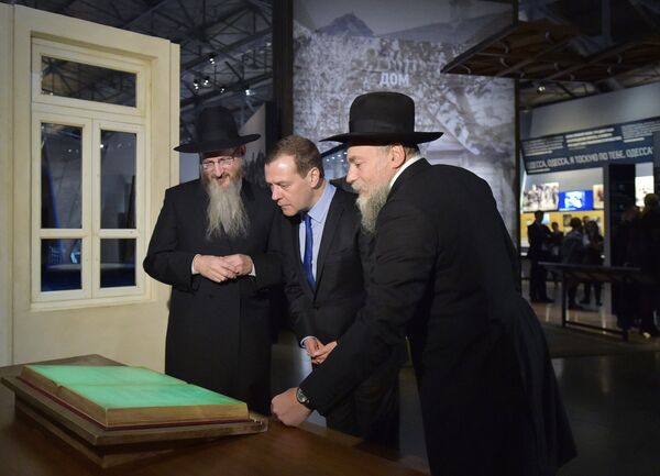 Премьер-министр РФ Дмитрий Медведев посетил Еврейский музей и центр толерантности