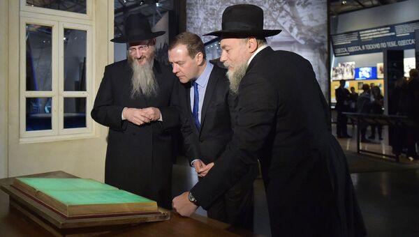 Премьер-министр РФ Дмитрий Медведев посетил Еврейский музей и центр толерантности