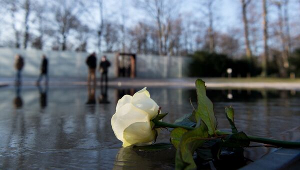 У мемориала в день памяти жертв Холокоста