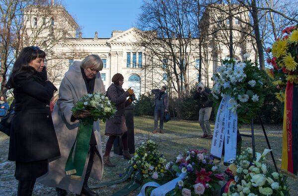 Вице-президент немецкого Бундестага Клаудиа Рот возлагает цветы у мемориала в Берлине