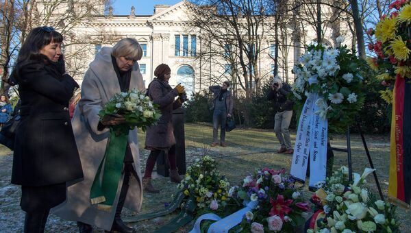 Вице-президент немецкого Бундестага Клаудиа Рот возлагает цветы у мемориала в Берлине