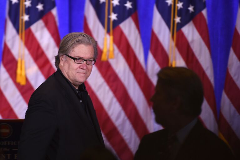 Советник президента США Дональда Трампа Стивен Бэннон после пресс-конференции. 11 января 2017 года 