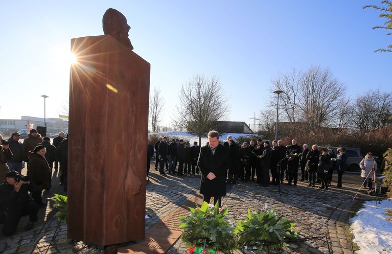 Мэр Магдебурга Лутц Трюмпер возлагает цветы у мемориала в Германии