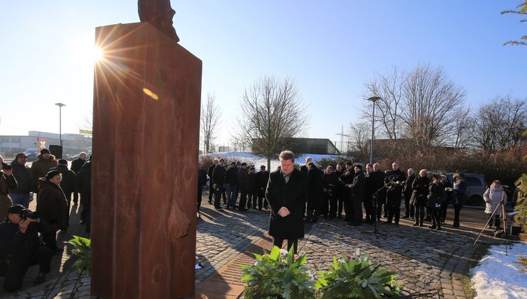 Мэр Магдебурга Лутц Трюмпер возлагает цветы у мемориала в Германии